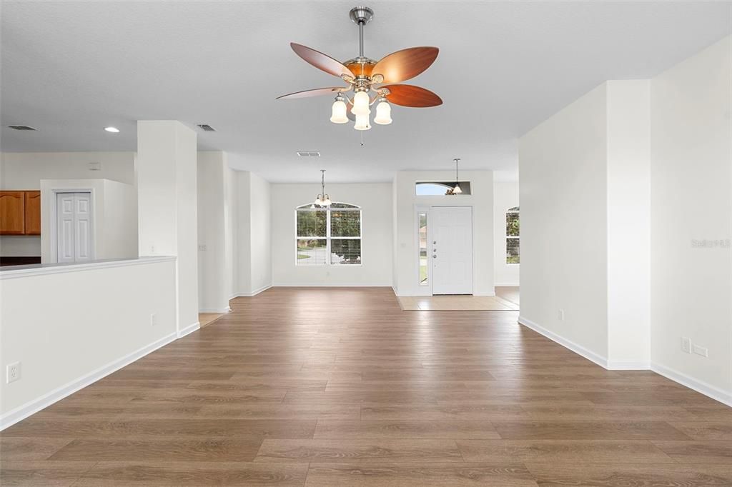 Active With Contract: $484,000 (3 beds, 2 baths, 1976 Square Feet)