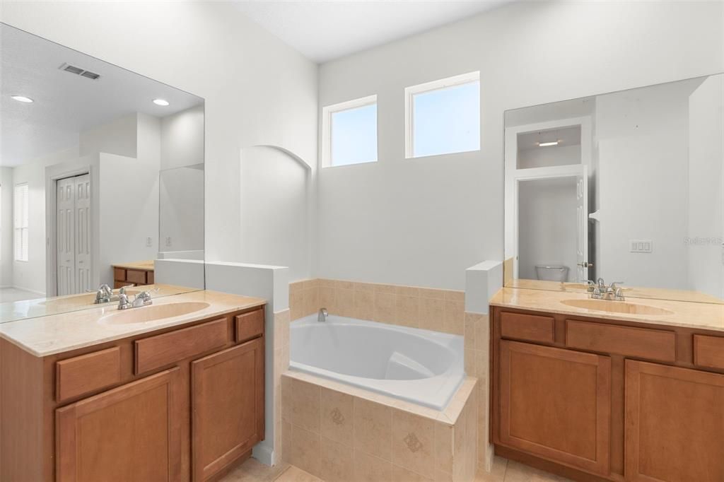 Active With Contract: $484,000 (3 beds, 2 baths, 1976 Square Feet)