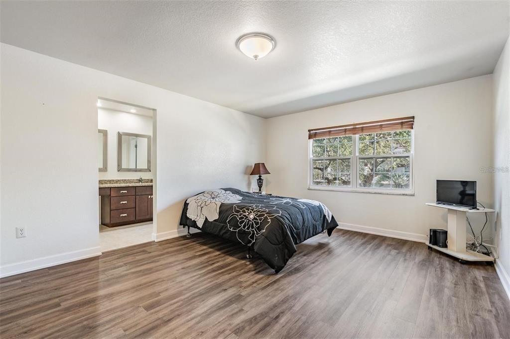 待售: $245,000 (2 贝兹, 2 浴室, 1200 平方英尺)