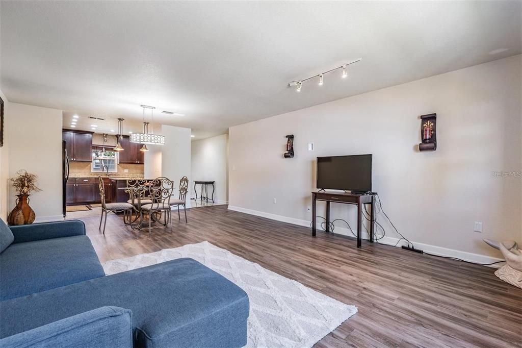 待售: $245,000 (2 贝兹, 2 浴室, 1200 平方英尺)