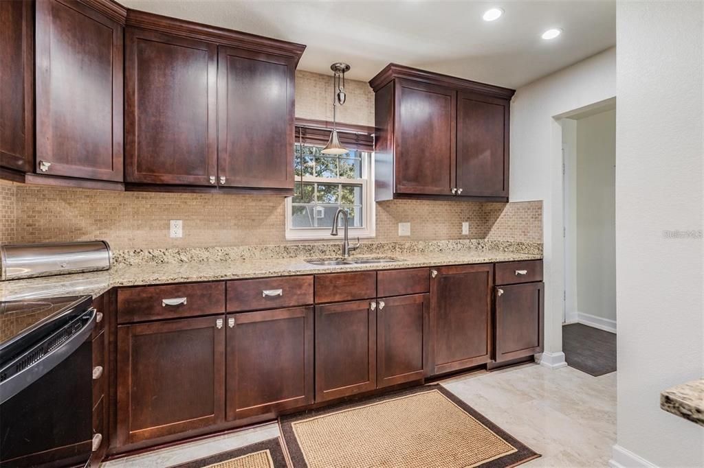 待售: $245,000 (2 贝兹, 2 浴室, 1200 平方英尺)