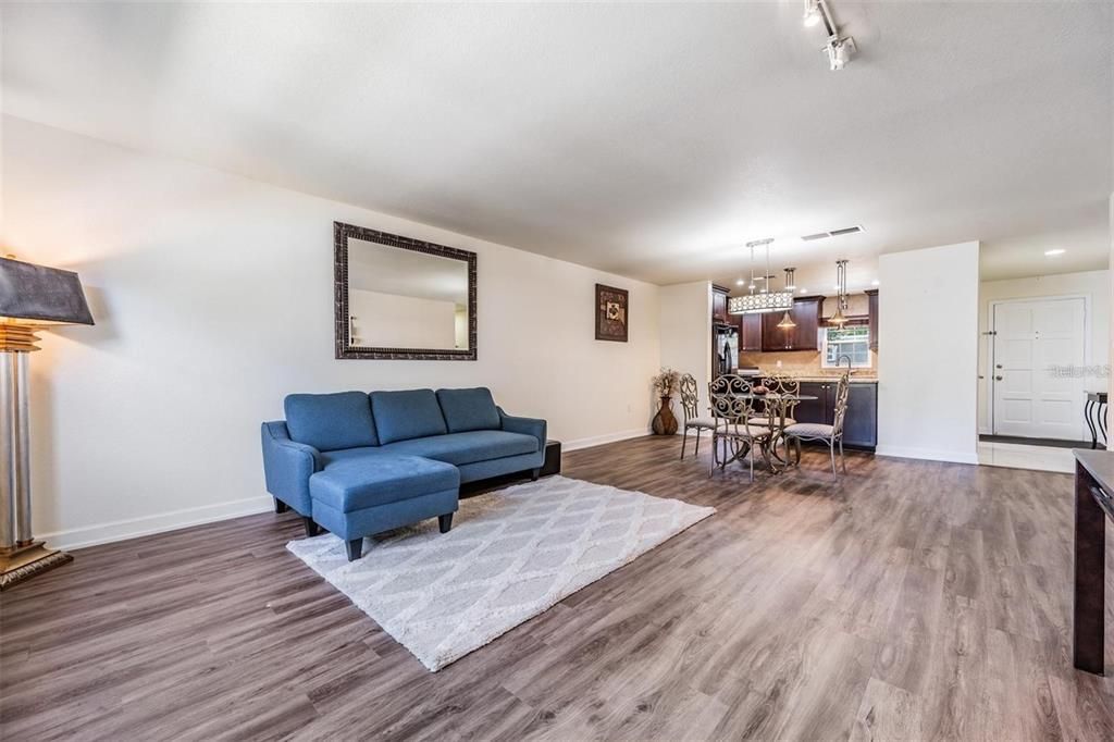 待售: $245,000 (2 贝兹, 2 浴室, 1200 平方英尺)