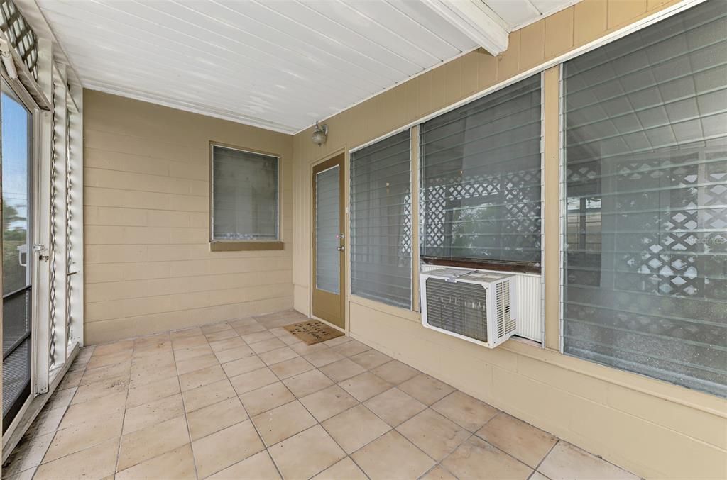 合同活跃: $140,000 (3 贝兹, 1 浴室, 1192 平方英尺)