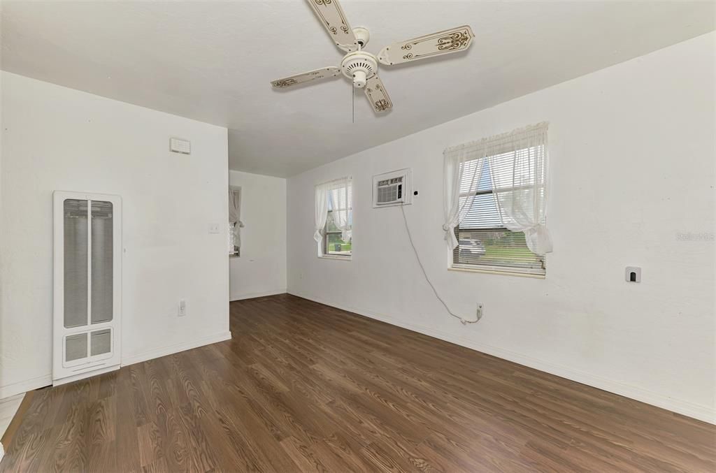 合同活跃: $140,000 (3 贝兹, 1 浴室, 1192 平方英尺)