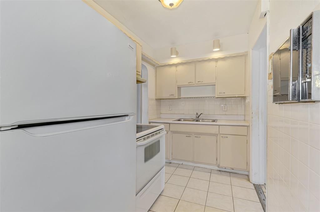 合同活跃: $140,000 (3 贝兹, 1 浴室, 1192 平方英尺)