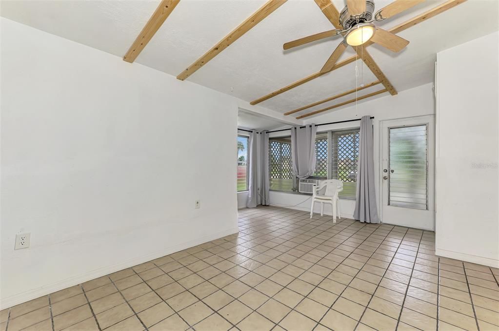 合同活跃: $140,000 (3 贝兹, 1 浴室, 1192 平方英尺)