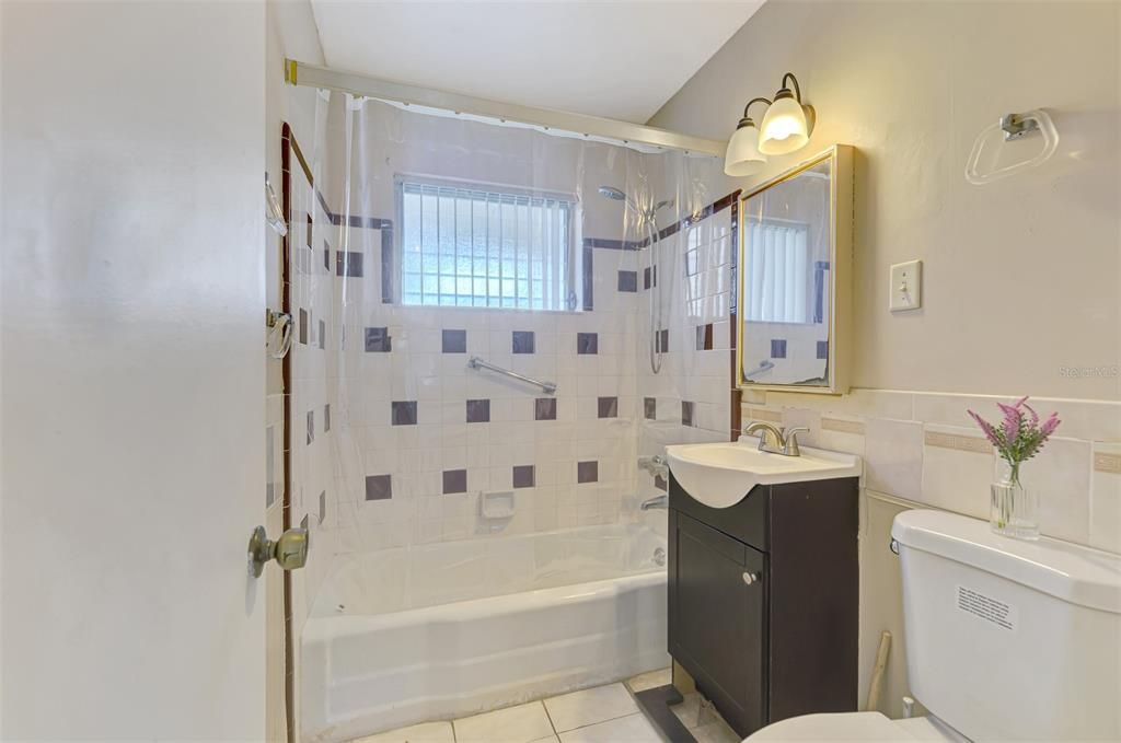 合同活跃: $140,000 (3 贝兹, 1 浴室, 1192 平方英尺)