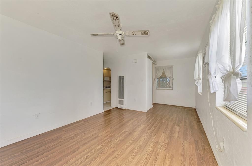 合同活跃: $140,000 (3 贝兹, 1 浴室, 1192 平方英尺)