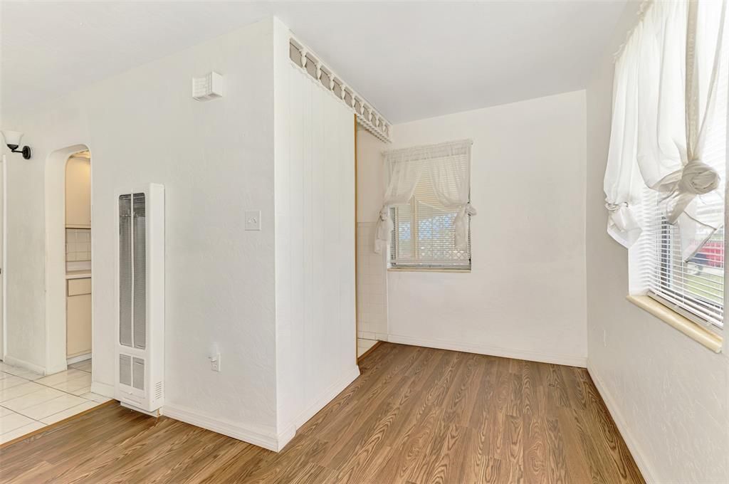 合同活跃: $140,000 (3 贝兹, 1 浴室, 1192 平方英尺)