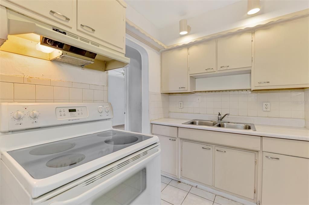 合同活跃: $140,000 (3 贝兹, 1 浴室, 1192 平方英尺)