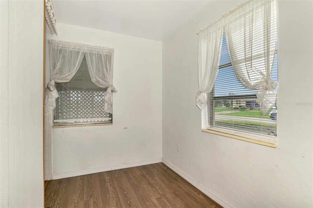 合同活跃: $140,000 (3 贝兹, 1 浴室, 1192 平方英尺)