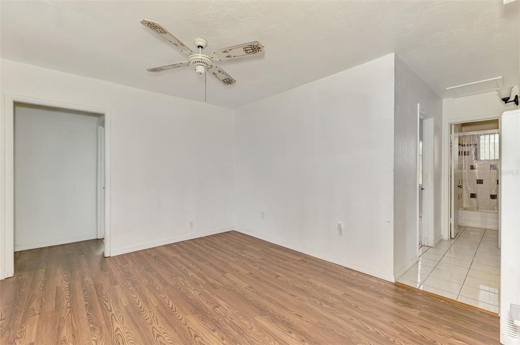 合同活跃: $140,000 (3 贝兹, 1 浴室, 1192 平方英尺)