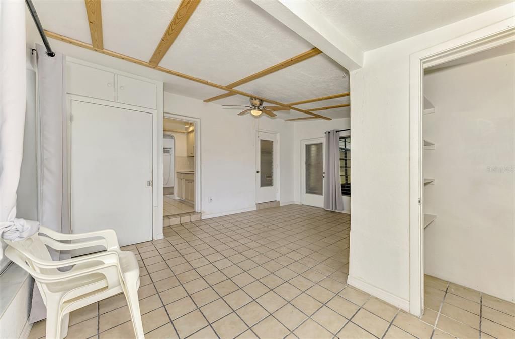 合同活跃: $140,000 (3 贝兹, 1 浴室, 1192 平方英尺)