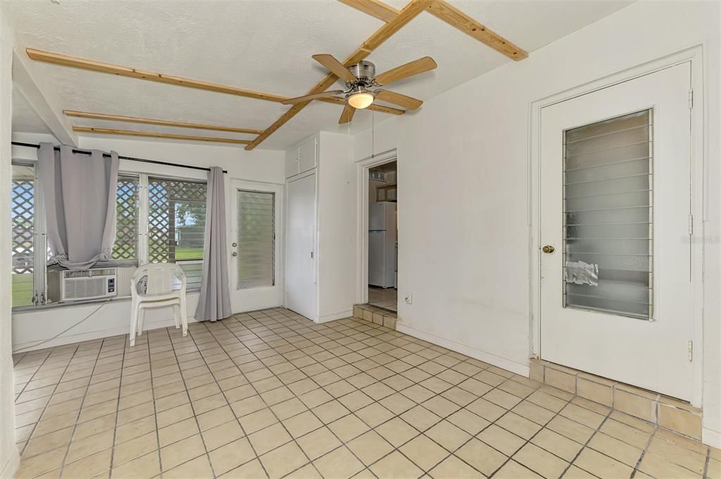 合同活跃: $140,000 (3 贝兹, 1 浴室, 1192 平方英尺)