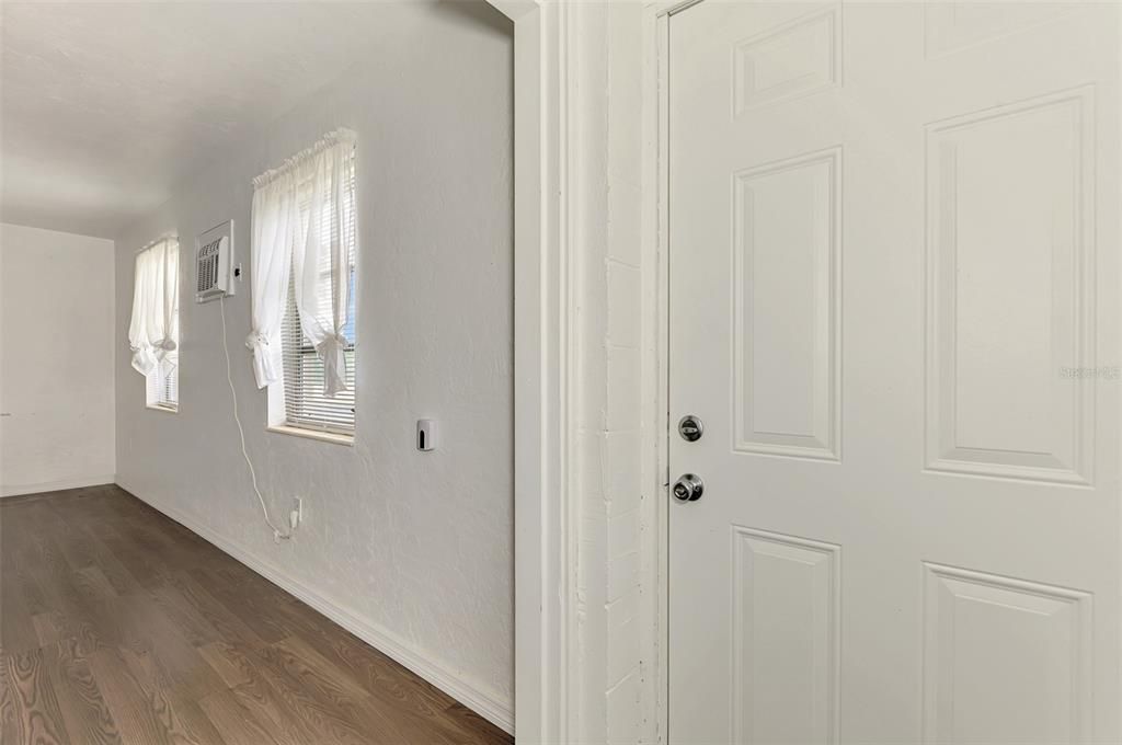 合同活跃: $140,000 (3 贝兹, 1 浴室, 1192 平方英尺)