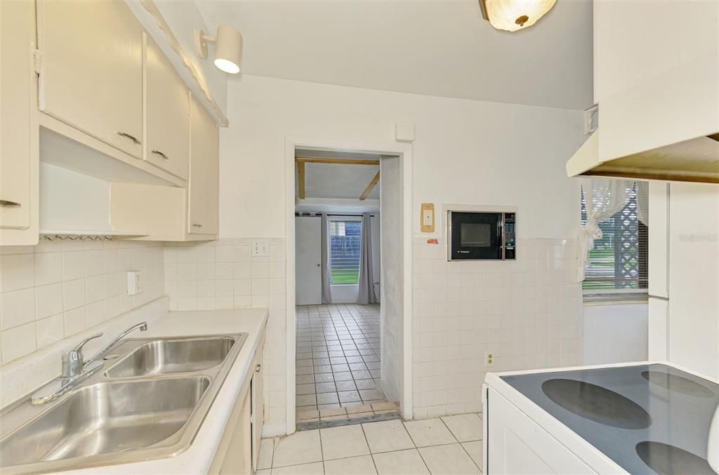 合同活跃: $140,000 (3 贝兹, 1 浴室, 1192 平方英尺)