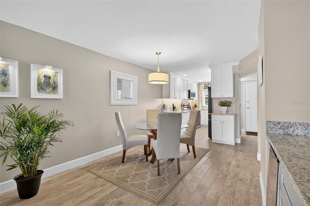 待售: $298,500 (2 贝兹, 2 浴室, 1084 平方英尺)