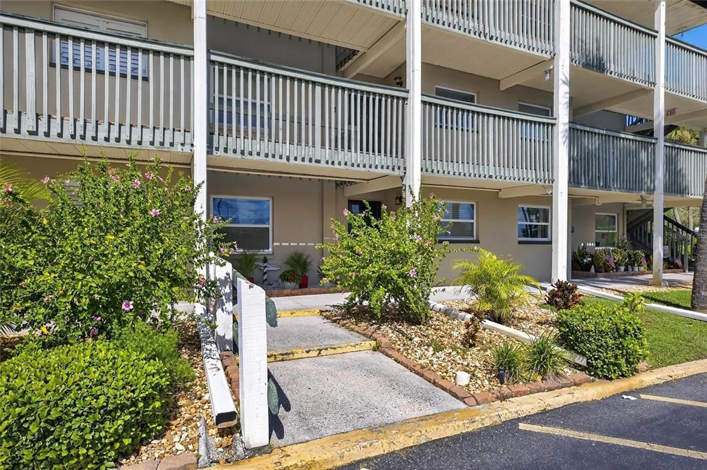 待售: $298,500 (2 贝兹, 2 浴室, 1084 平方英尺)