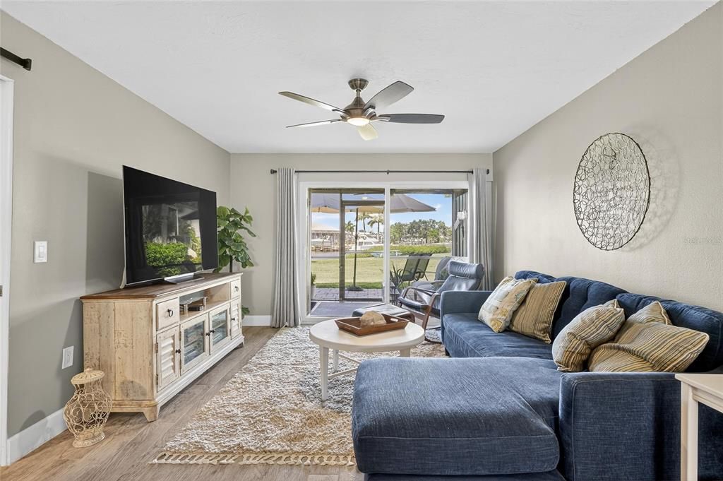 待售: $298,500 (2 贝兹, 2 浴室, 1084 平方英尺)