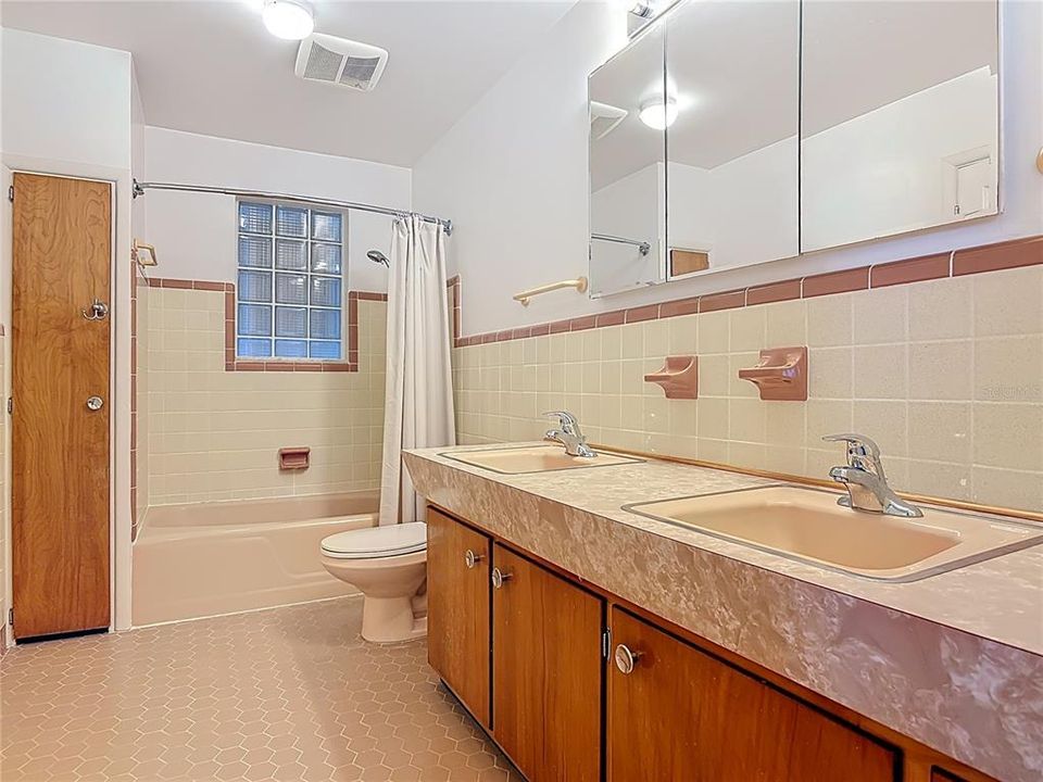 待售: $1,600,000 (4 贝兹, 5 浴室, 3231 平方英尺)