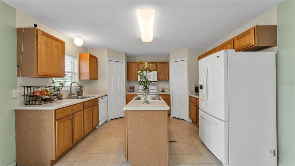 For Sale: $419,900 (4 beds, 2 baths, 2818 Square Feet)