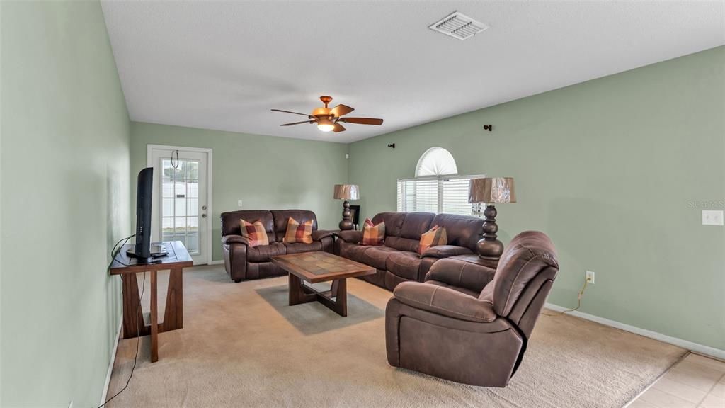 For Sale: $419,900 (4 beds, 2 baths, 2818 Square Feet)