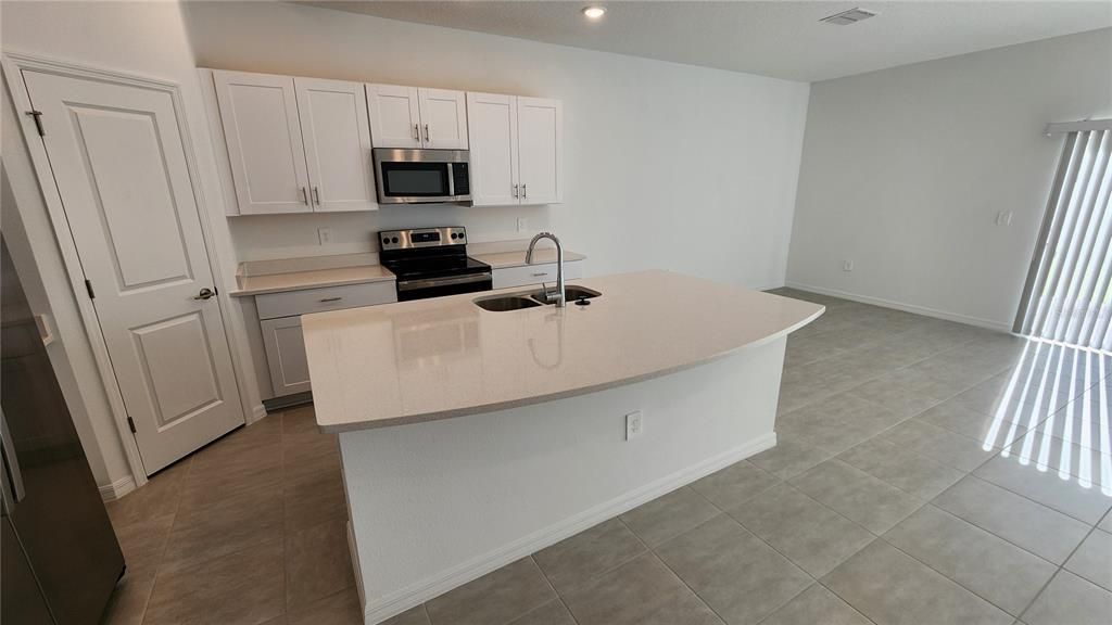 Под контрактом: $2,000 (3 спален, 2 ванн, 1551 Квадратных фут)