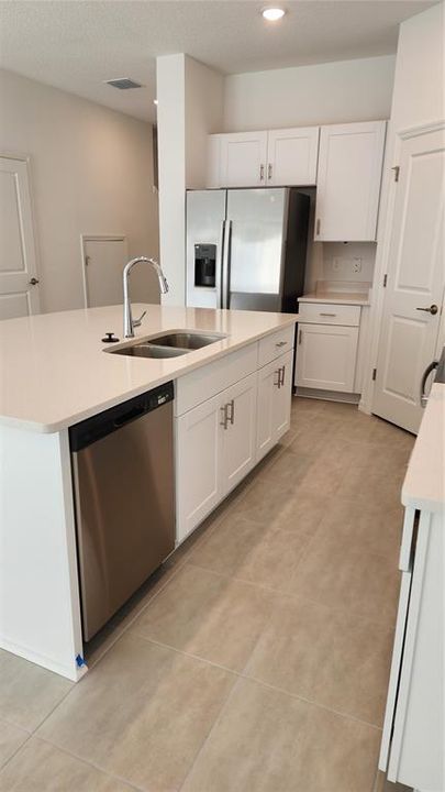 Под контрактом: $2,000 (3 спален, 2 ванн, 1551 Квадратных фут)