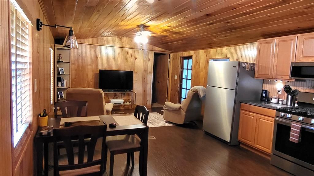 For Sale: $324,250 (2 beds, 2 baths, 1438 Square Feet)