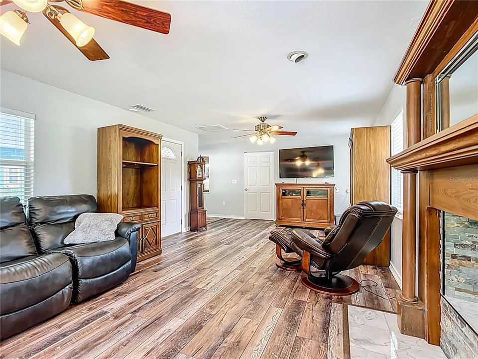 For Sale: $425,000 (3 beds, 3 baths, 2874 Square Feet)