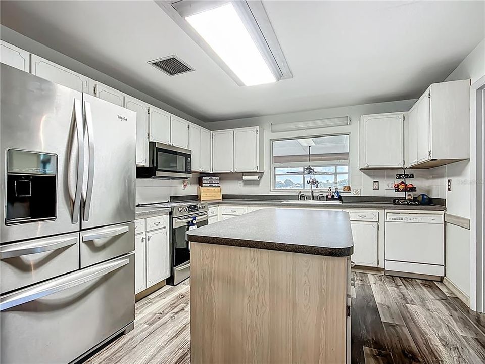 For Sale: $425,000 (3 beds, 3 baths, 2874 Square Feet)