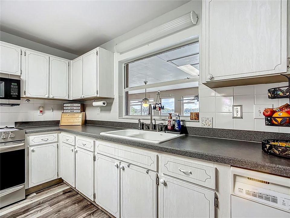 For Sale: $425,000 (3 beds, 3 baths, 2874 Square Feet)