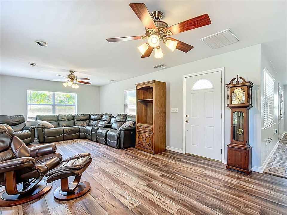 For Sale: $425,000 (3 beds, 3 baths, 2874 Square Feet)