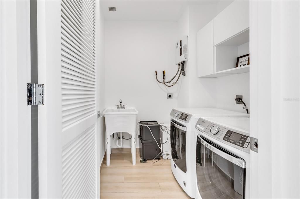 For Sale: $2,495,000 (4 beds, 4 baths, 3200 Square Feet)