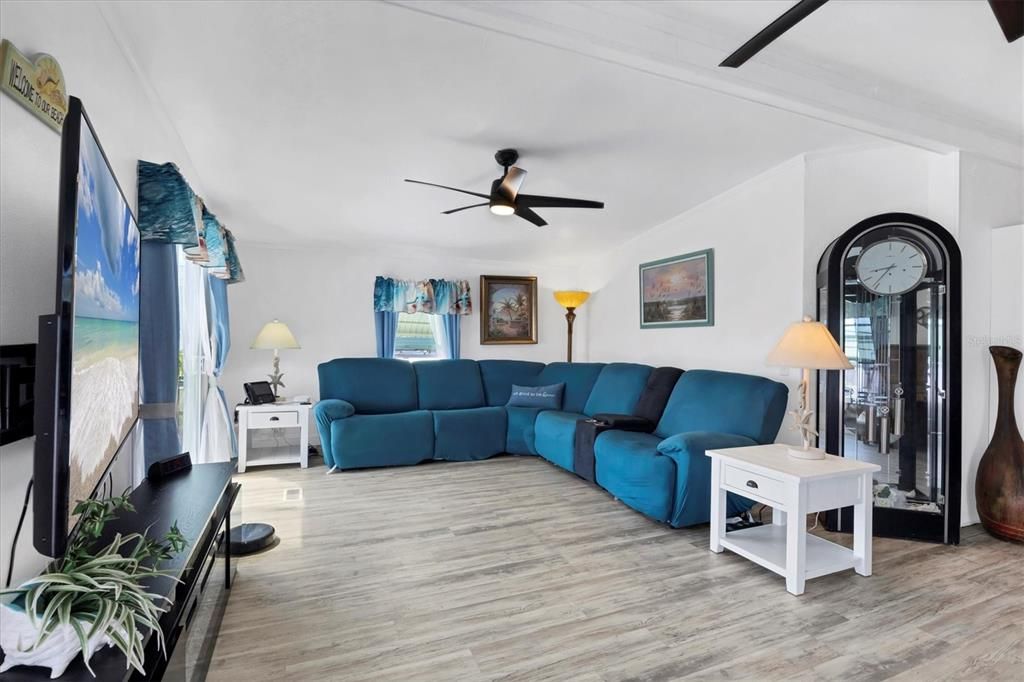 En Venta: $249,000 (2 camas, 2 baños, 1100 Pies cuadrados)