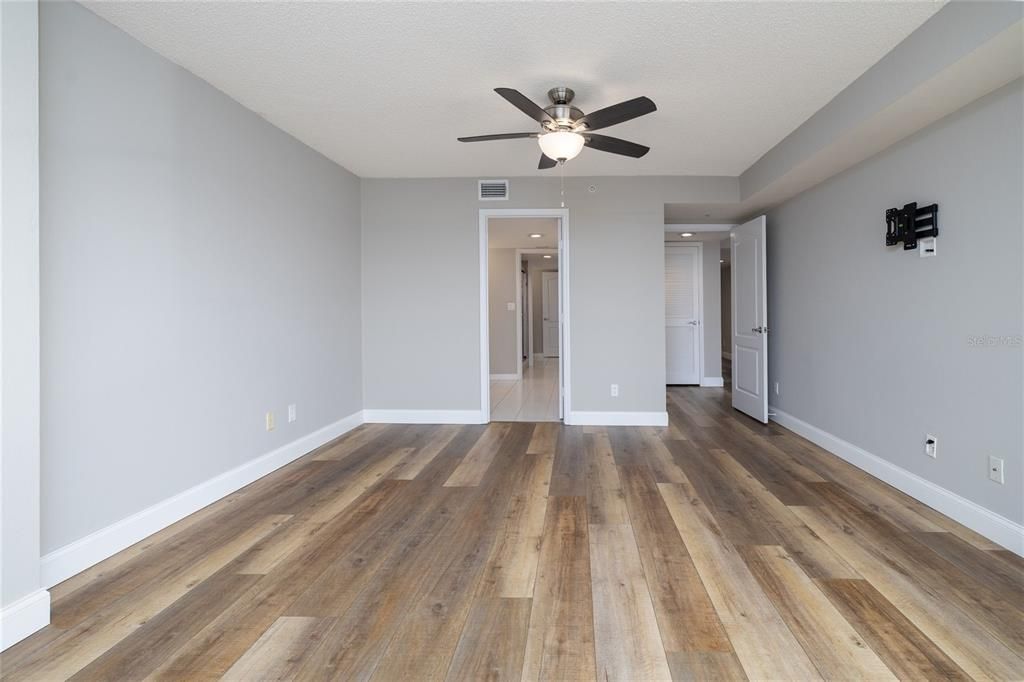 Activo con contrato: $438,500 (3 camas, 2 baños, 2100 Pies cuadrados)