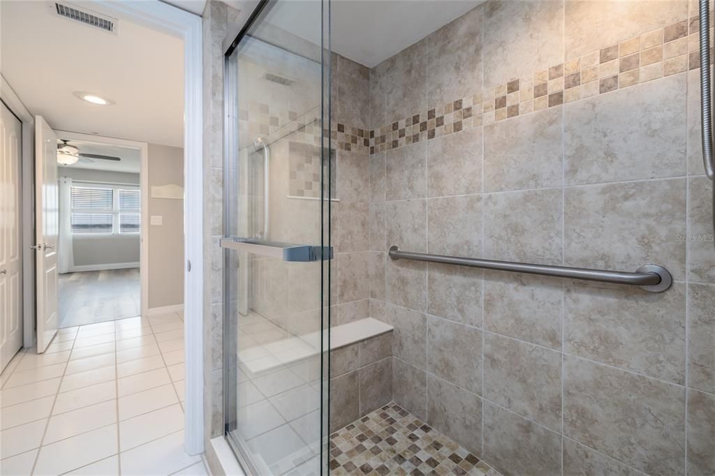 Activo con contrato: $438,500 (3 camas, 2 baños, 2100 Pies cuadrados)