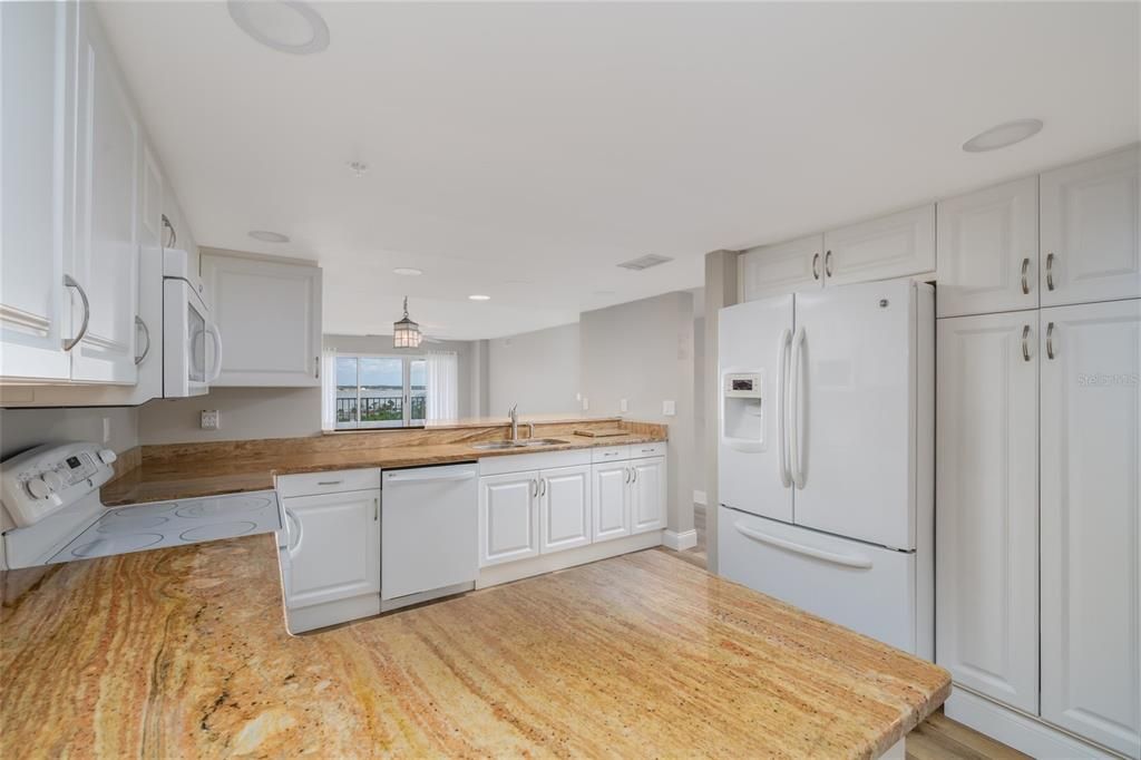 Activo con contrato: $438,500 (3 camas, 2 baños, 2100 Pies cuadrados)