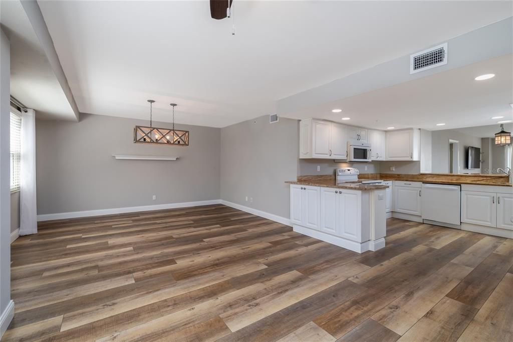 Activo con contrato: $438,500 (3 camas, 2 baños, 2100 Pies cuadrados)