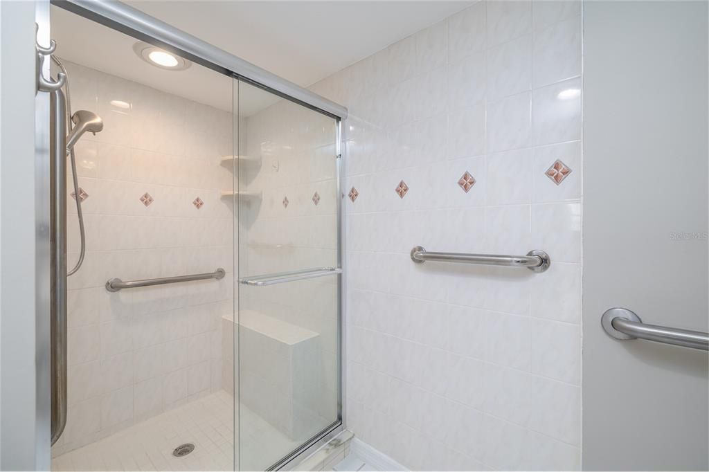 Activo con contrato: $438,500 (3 camas, 2 baños, 2100 Pies cuadrados)