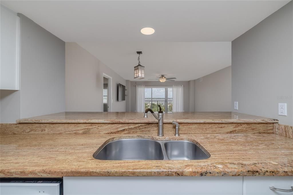 Activo con contrato: $438,500 (3 camas, 2 baños, 2100 Pies cuadrados)