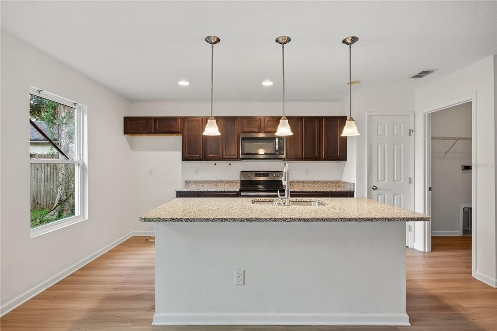 待售: $249,900 (3 贝兹, 2 浴室, 1196 平方英尺)