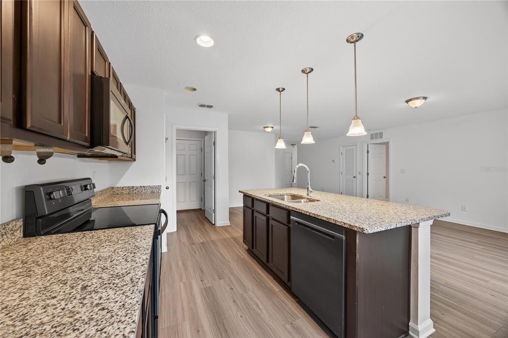 待售: $249,900 (3 贝兹, 2 浴室, 1196 平方英尺)