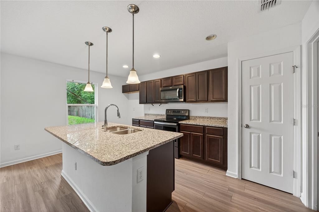 待售: $249,900 (3 贝兹, 2 浴室, 1196 平方英尺)