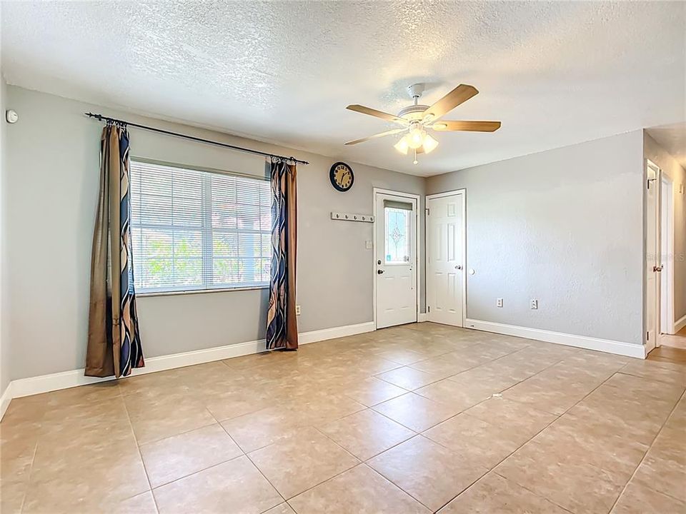 Activo con contrato: $269,900 (4 camas, 2 baños, 1360 Pies cuadrados)