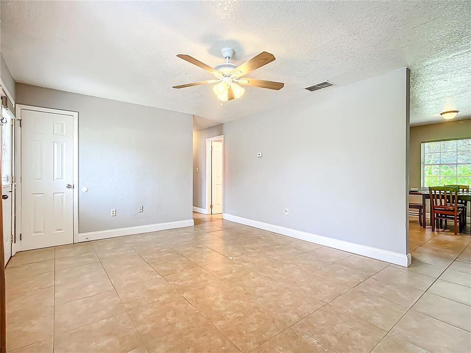 Activo con contrato: $269,900 (4 camas, 2 baños, 1360 Pies cuadrados)