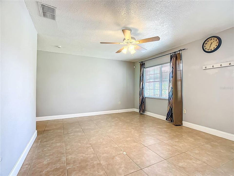 Activo con contrato: $269,900 (4 camas, 2 baños, 1360 Pies cuadrados)