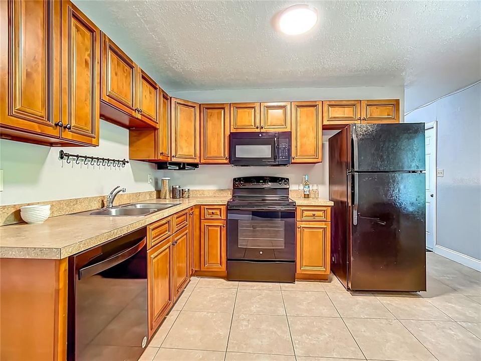 Activo con contrato: $269,900 (4 camas, 2 baños, 1360 Pies cuadrados)