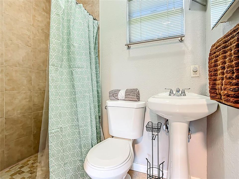 Activo con contrato: $269,900 (4 camas, 2 baños, 1360 Pies cuadrados)