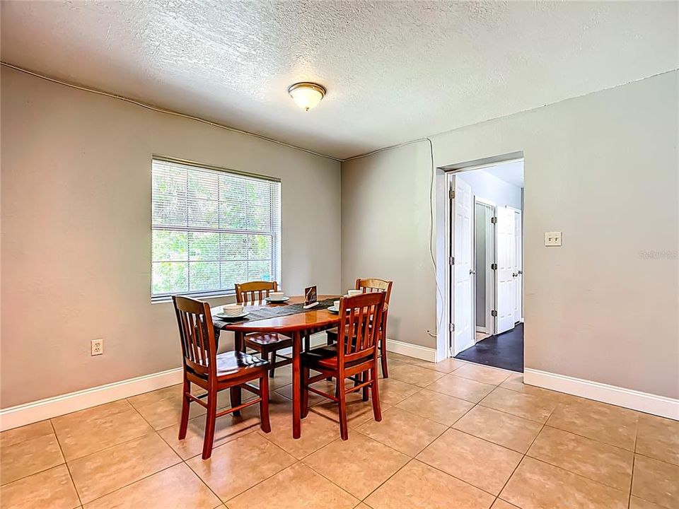 Activo con contrato: $269,900 (4 camas, 2 baños, 1360 Pies cuadrados)